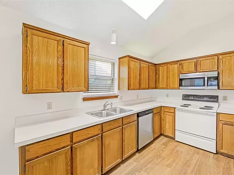 810 Castleview Dr — Photo 16