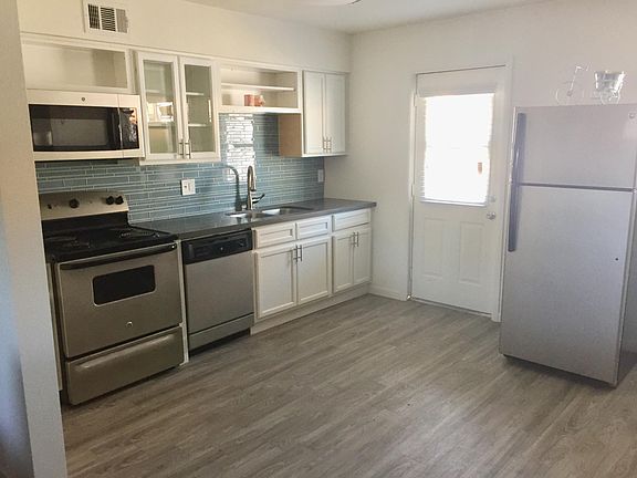 full service kitchen with Dishwasher- Garbage Disposal- Micr