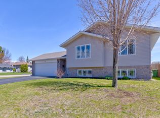 42 Oak Ave, Petawawa, ON K8H 0B5