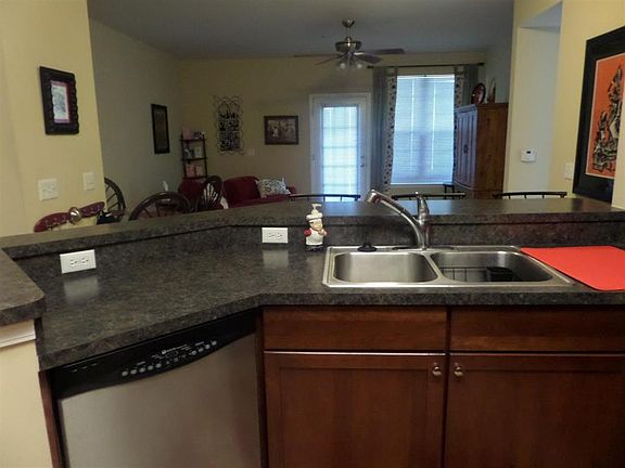 3rd image of 820 W Summerfield Gln