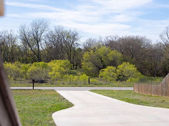 5th image of 224 Spruce Ave