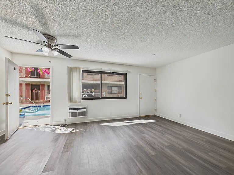 Executive House Apartments — Photo 25