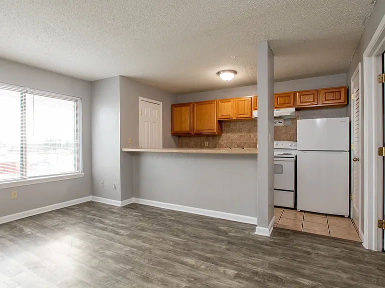 2228 S Oliver Ave — Photo 6