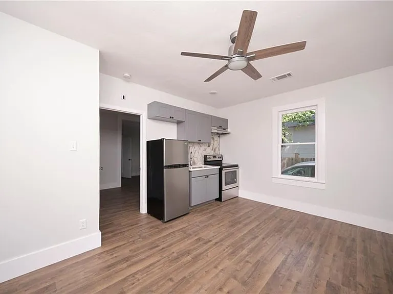 208 W 45th St — Photo 2