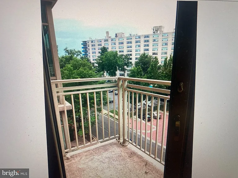 1001 N Randolph St #509 — Photo 13