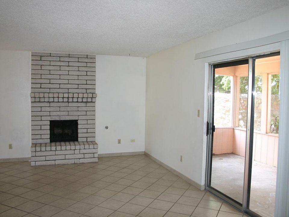 Livingroom & screened in patio