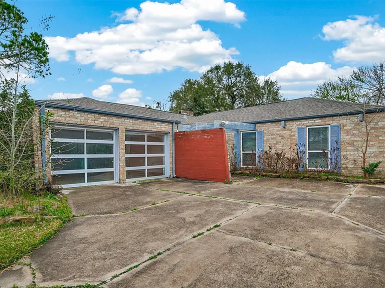 2130 Round Lake Dr — Photo 5