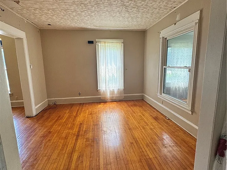 2331 Midland Ave — Photo 4