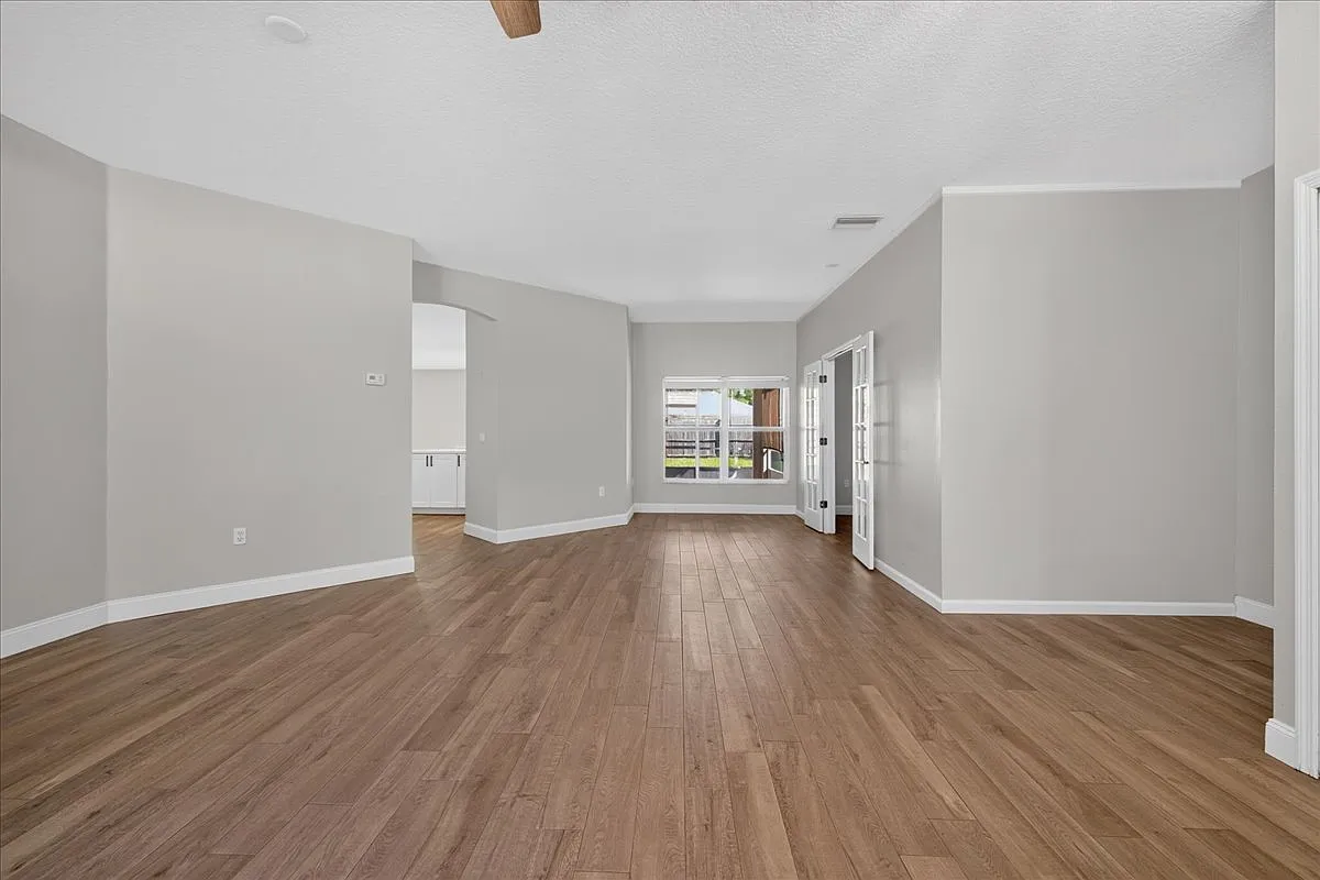 3 bed, 2326 sqft, $2,100 — Photo 4