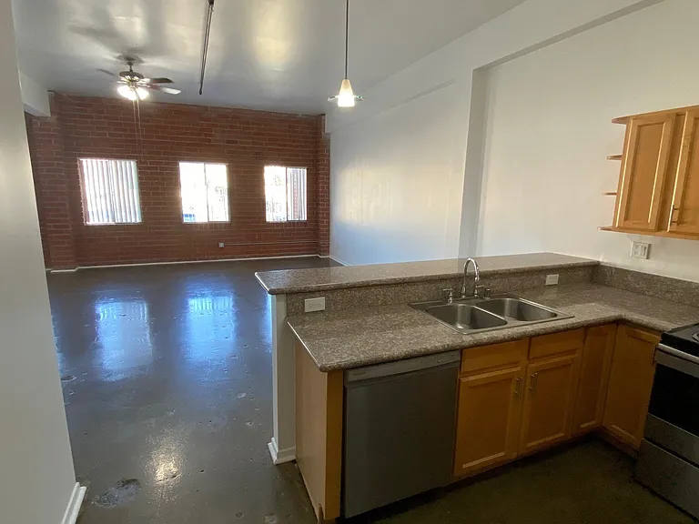 1725 W. 6th St — Photo 8