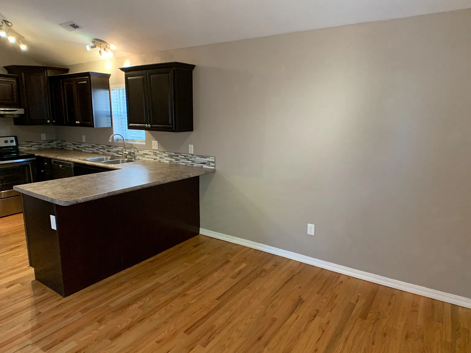 720 S Cascade Avenue — Photo 3