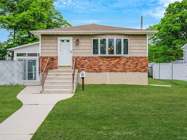 225 Ralph Avenue, Babylon, NY 11702