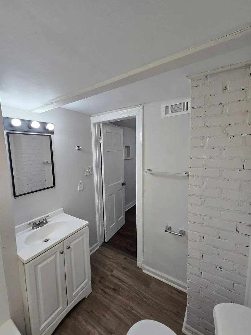 Rate Drop Alert (Was $1450/Month) And Move-In Special: 50% Off First Month's Rent!* — Photo 4