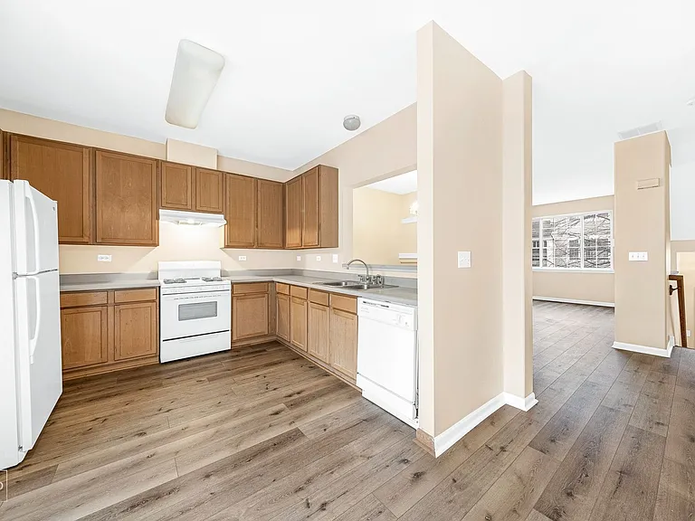 1733 Avalon Ct — Photo 2