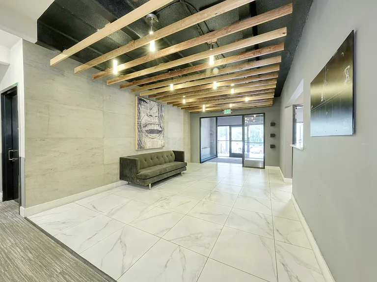 Luxe Tower apartments — Photo 16