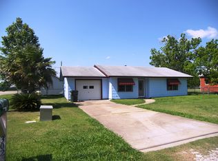 302 W North St, Weimar, TX 78962