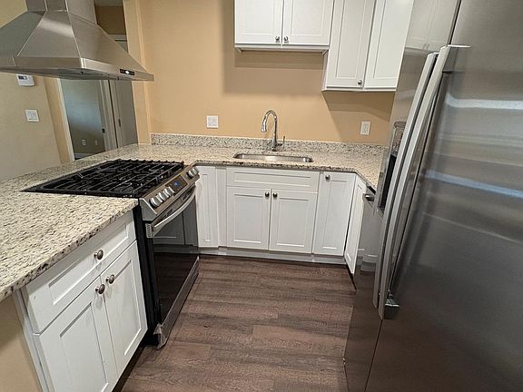 Gas Stove/fridge doble door with ice maker.