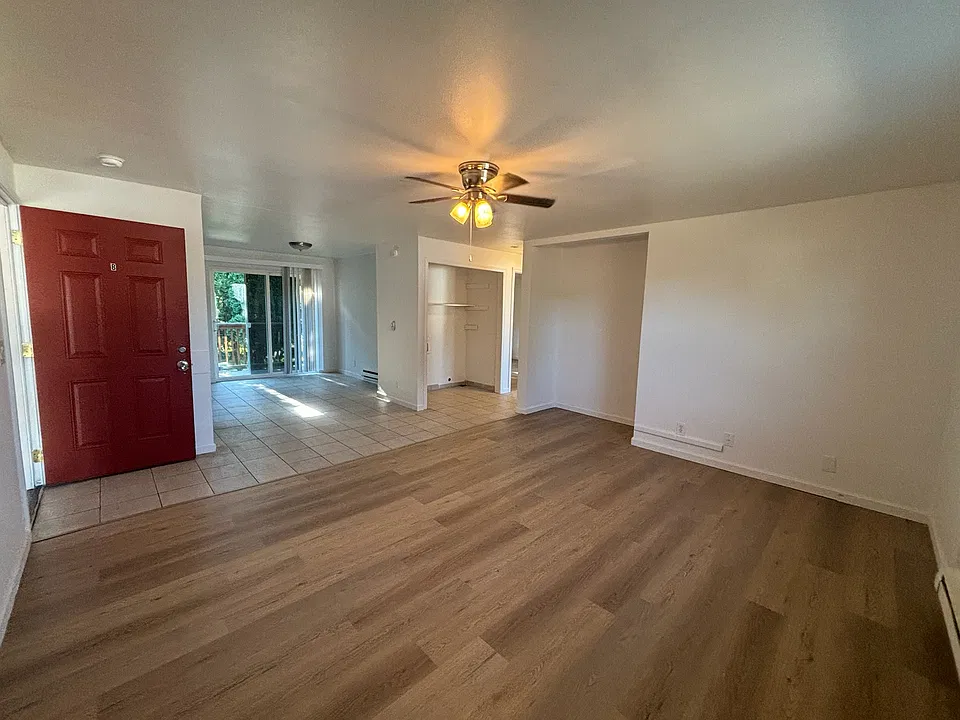 210 Chicago Blvd S #B