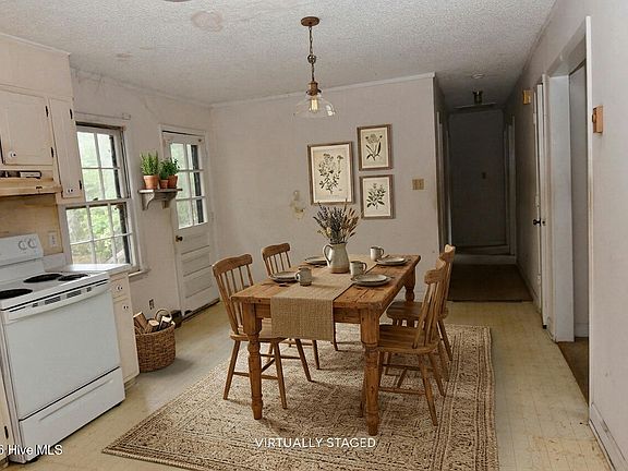4th image of 2554 Vernon Avenue