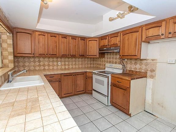 5th image of 2223 Woodcrest Dr