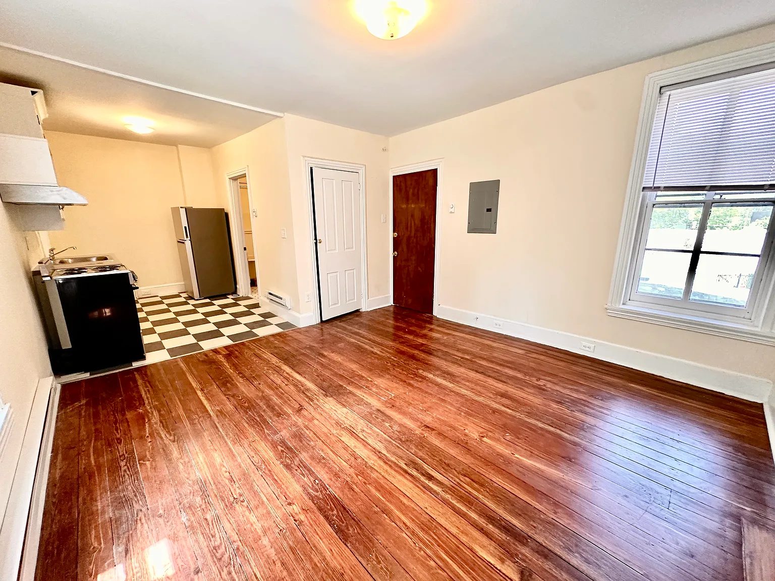1 bed, 400 sqft, $1,200 — Photo 3