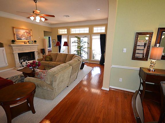 Foyer. Formal Dinging room is to the right. Family room is to the left.