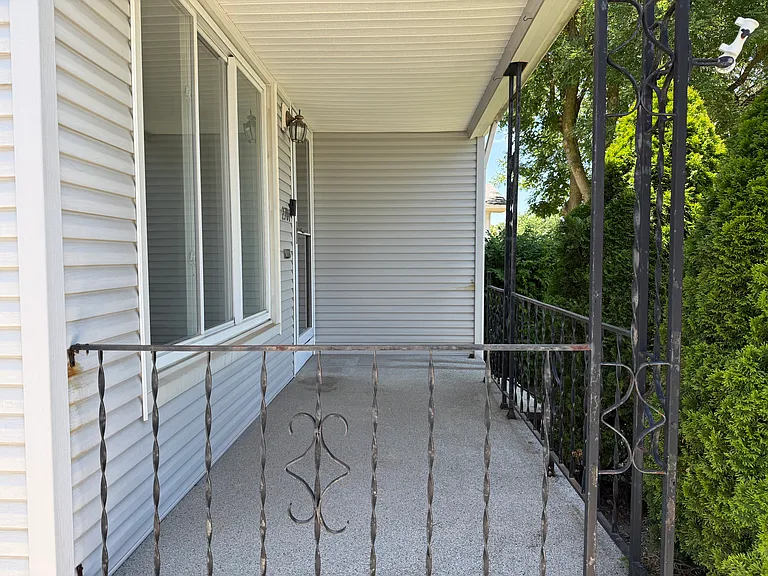 2701 Lincoln Ave — Photo 2