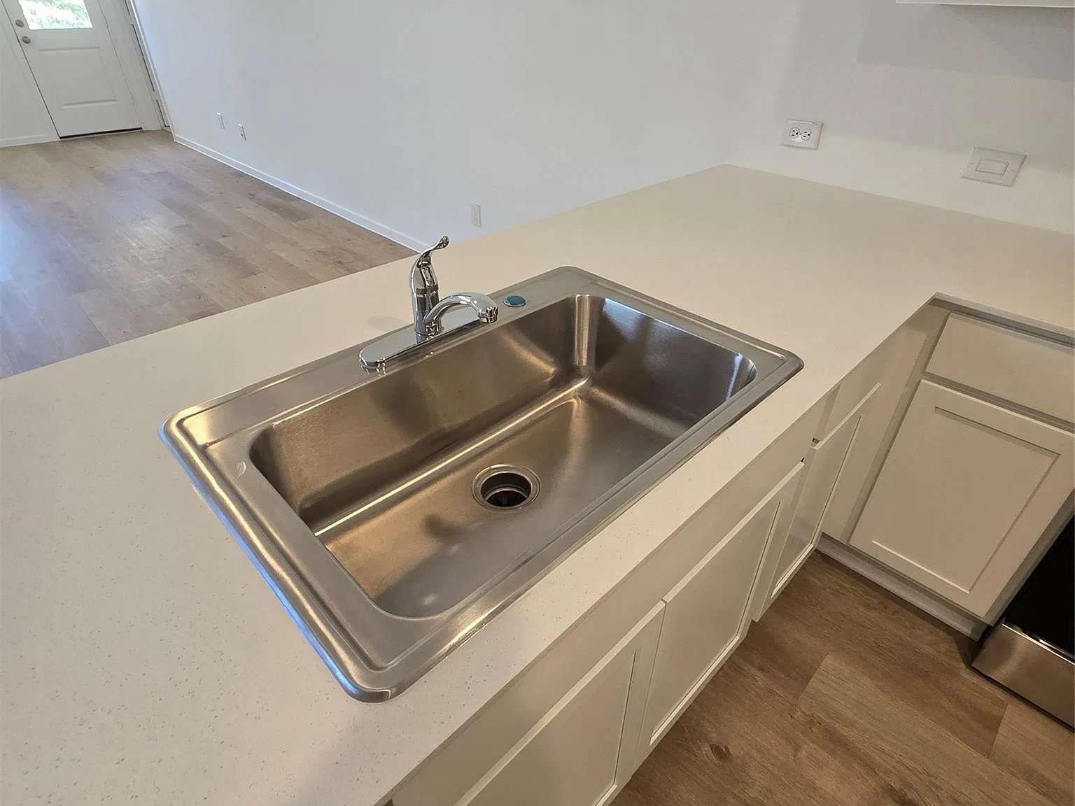 3 bed, 2.0 bath, 1402 sqft, $1,695 — Photo 4
