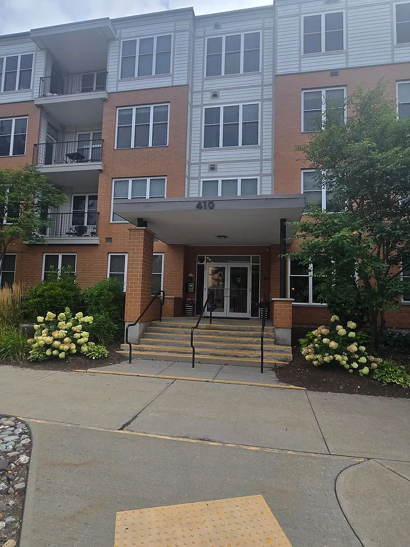 Large updated South Burlington 1 Bedroom Condo — Photo 1