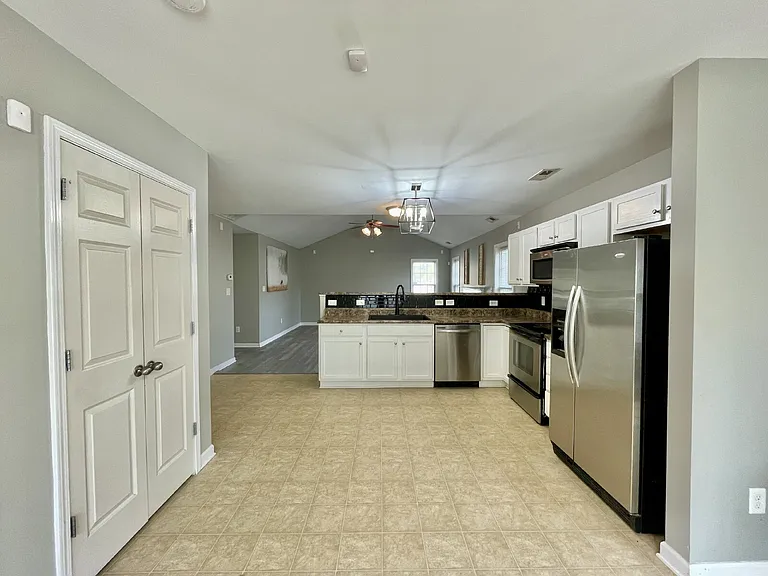 219 Bennington Dr — Photo 12