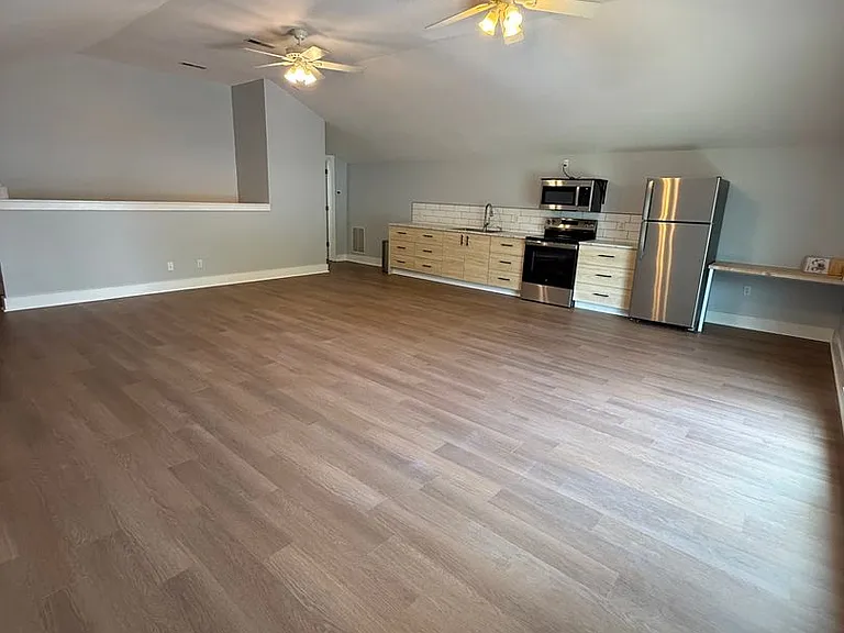 414 Center Ave — Photo 3