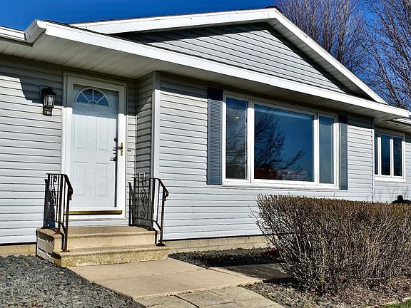 3rd image of 87 Chapel Dr