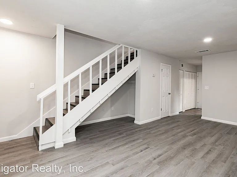 4251 SW 21st Pl — Photo 5