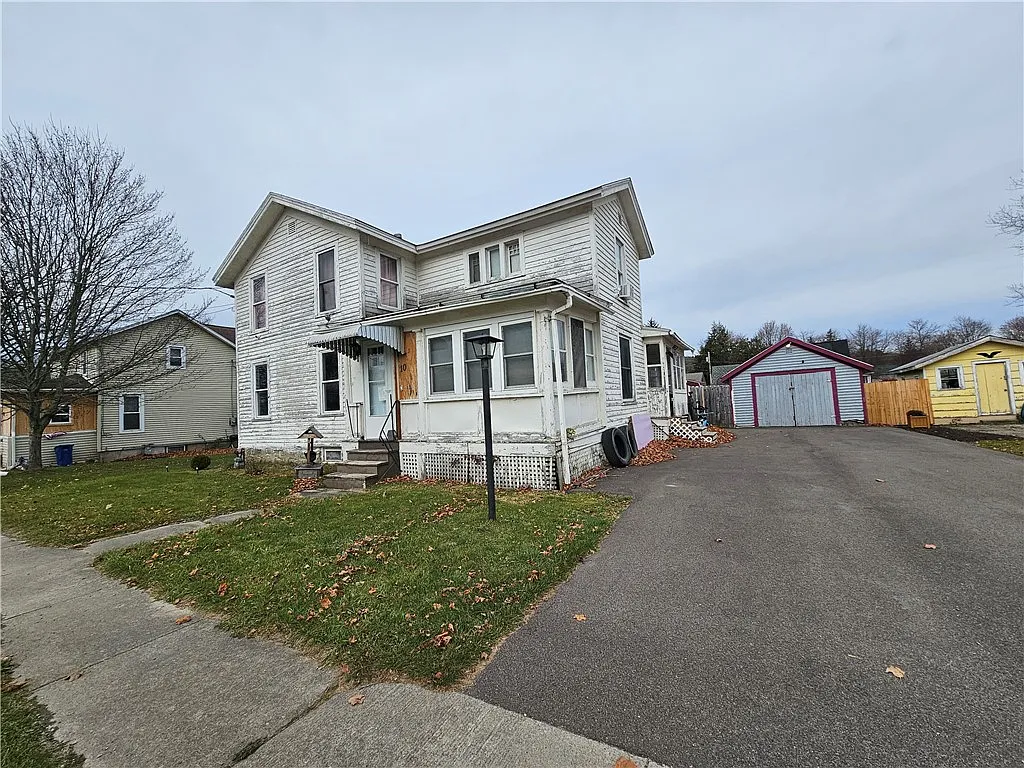 10 Maple St photo 1