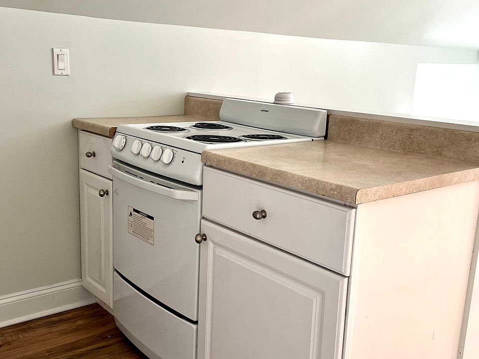 2nd image of 8 Fern Pl #1