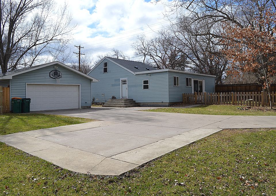1st image of 210 Mahtomedi Ave