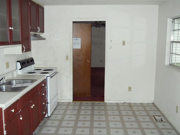 4th image of 820 W Crawford St