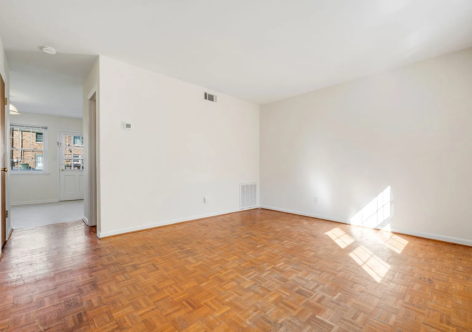 1002 Willow Dr — Photo 4