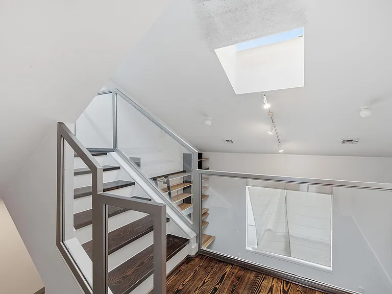 2934 Commerce St — Photo 24