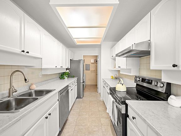 3rd image of 8611 Ackroyd Rd #260