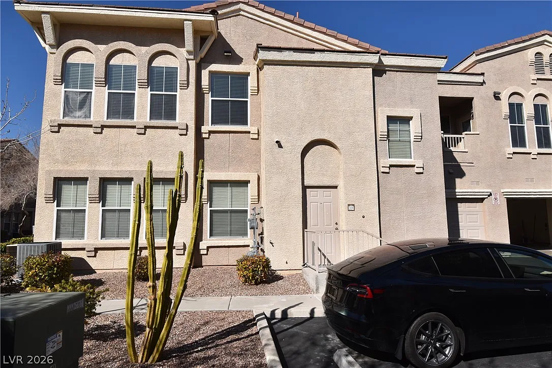 1 bed, 1.0 bath, 889 sqft, $1,400 — Photo 1