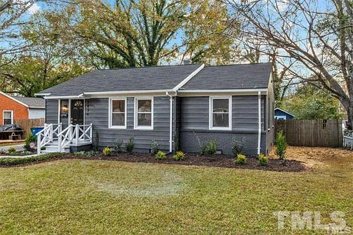 3 bed, 1.0 bath, 1040 sqft, $1,895 — Photo 2