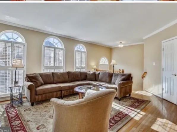 5724 Governors Pond Cir, Alexandria, VA 22310