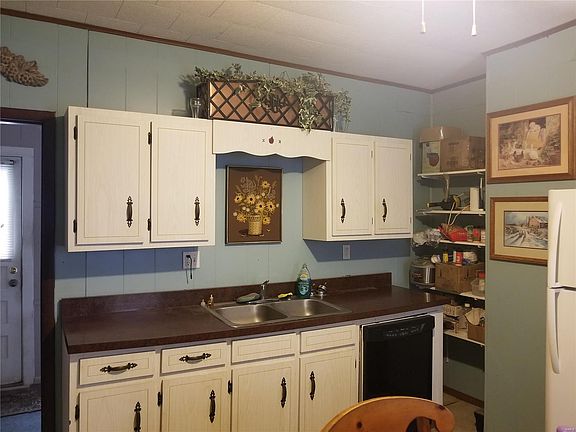 3rd image of 216 E Pearl St