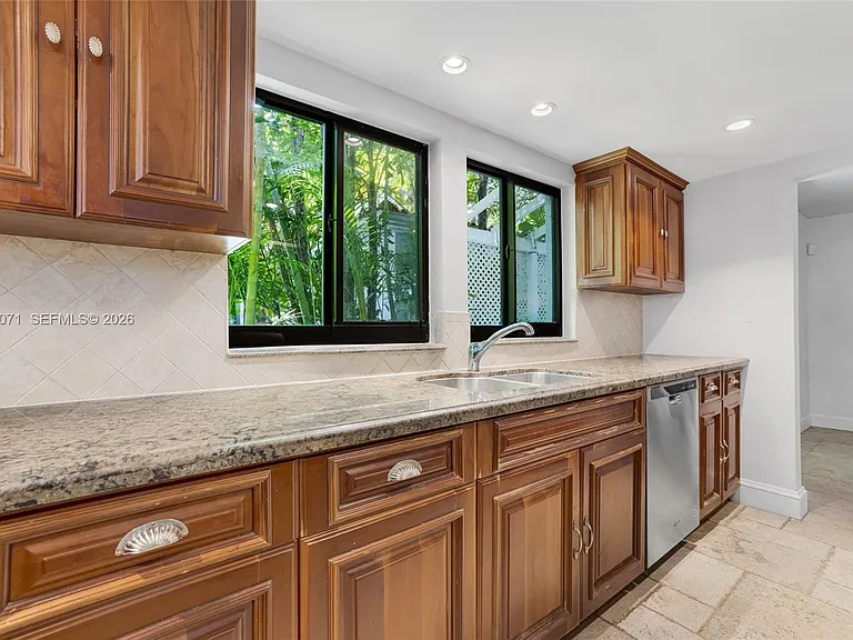 920 Aguero Ave — Photo 3