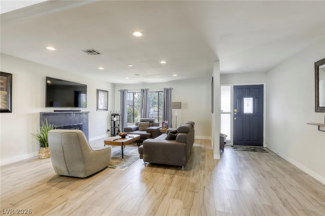 5 bed, 4.0 bath, 2694 sqft, $3,600 — Photo 4