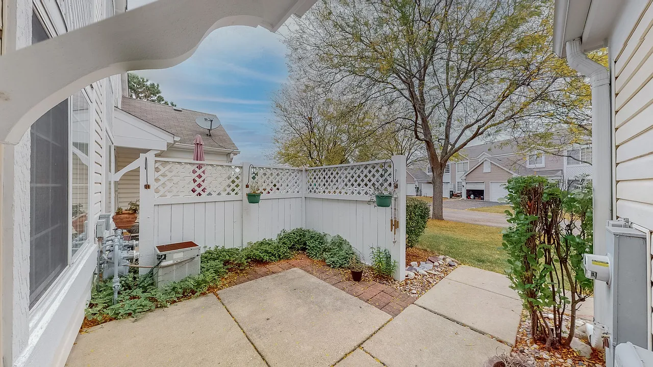 2 bed, 1.5 bath, 1052 sqft, $2,150 — Photo 2