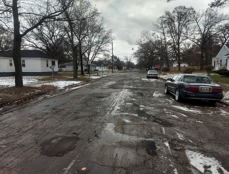 2nd image of 2412 Leahy St