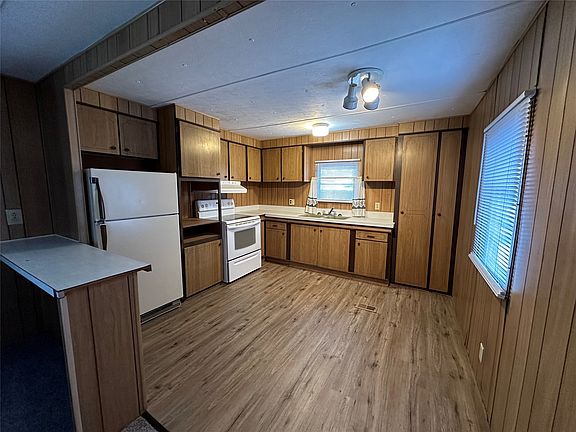 3rd image of 915 Ronan St Trailer 7