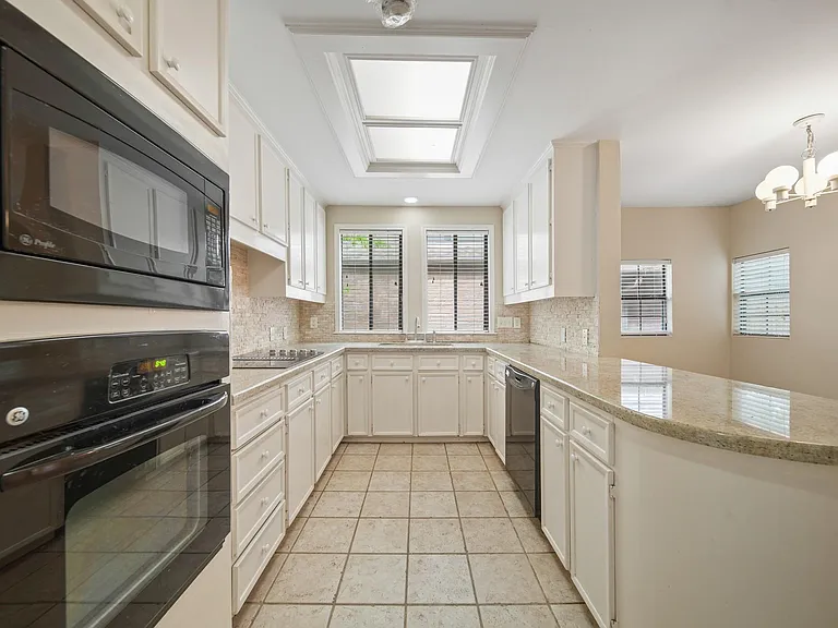 130 Sugarberry Cir — Photo 16